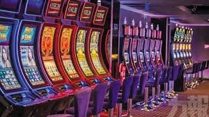 Antarmuka permainan PG Soft di kampung 138 menampilkan slot dan live-dealer tables